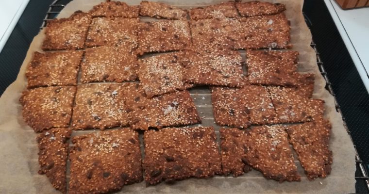 Leckeres knuspriges Knäckebrot mit salzigen Flocken.